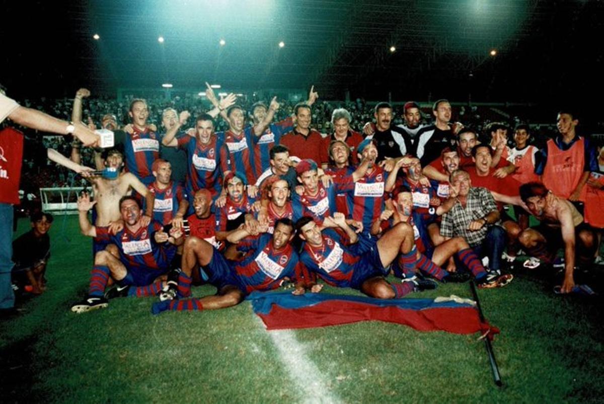 Equipo y afición celebraron el ascenso en el Ciutat de València.