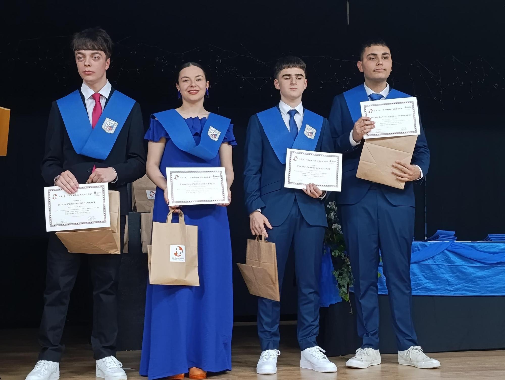 Diplomas y música en la Graduación del Ramón Areces de Grado