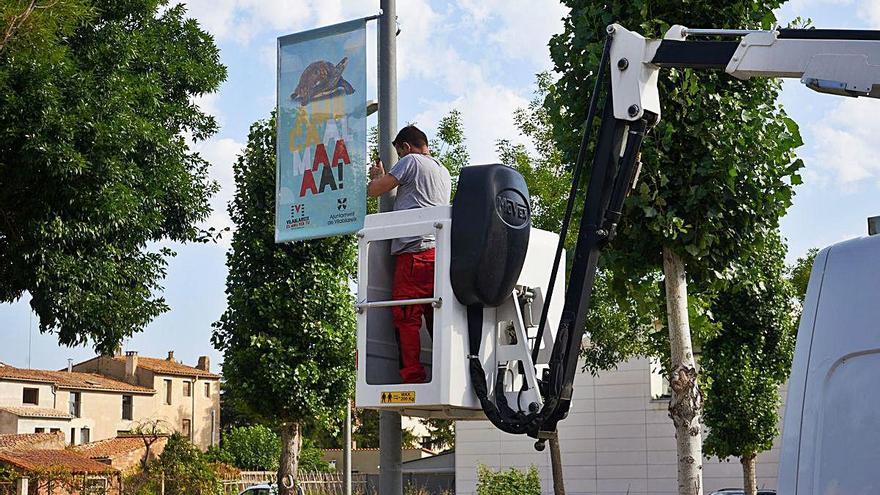 Operari col·locant una de les pancartes de la campanya.