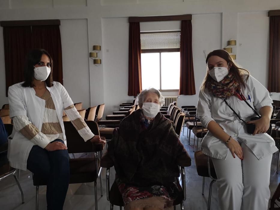 Dolores, 99 años, primera vacunada en la Residencia Hermanitas de los Pobres junto a personal de la residencia.