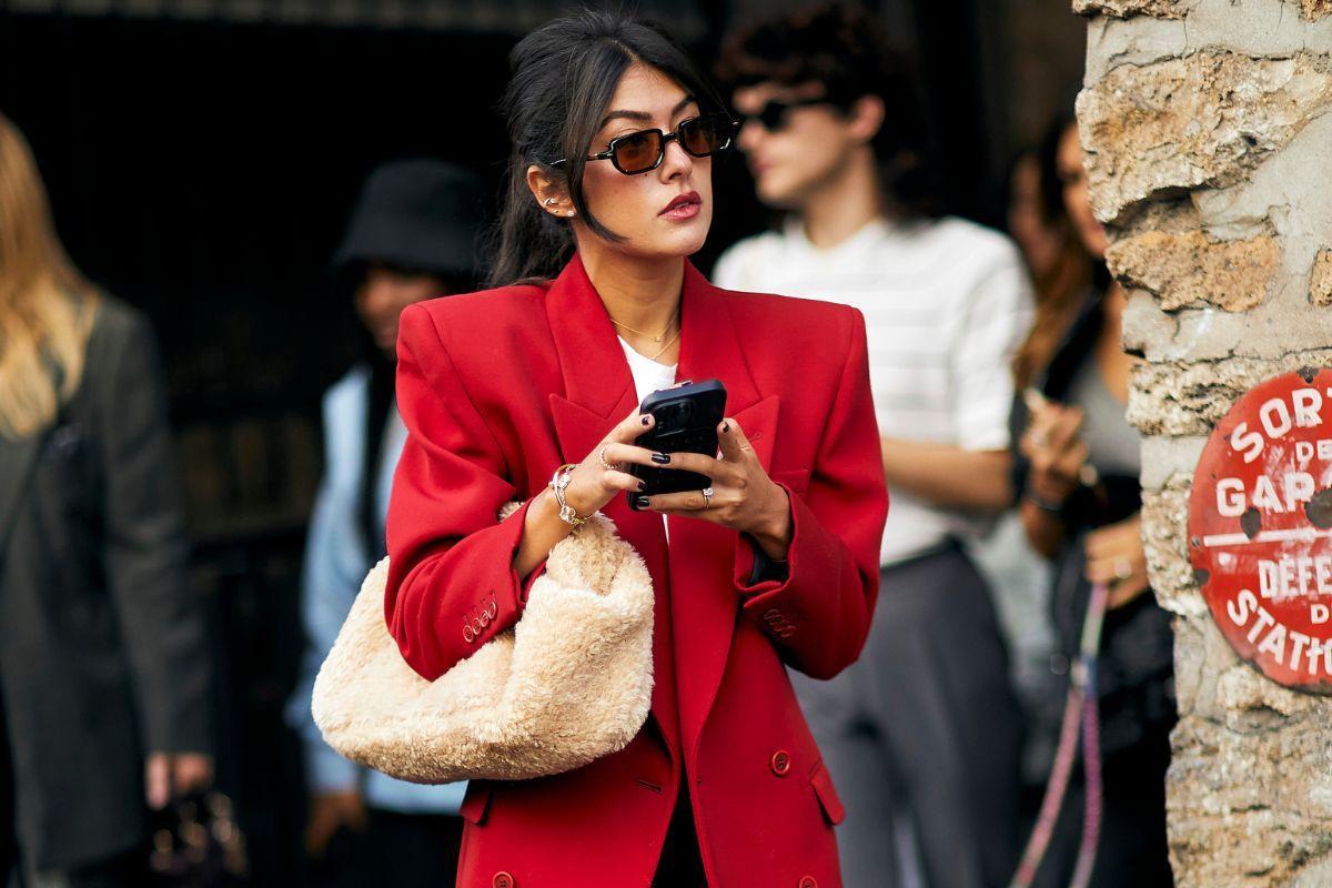 Look con blazer roja con hombreras, visto en el 'street style' de París