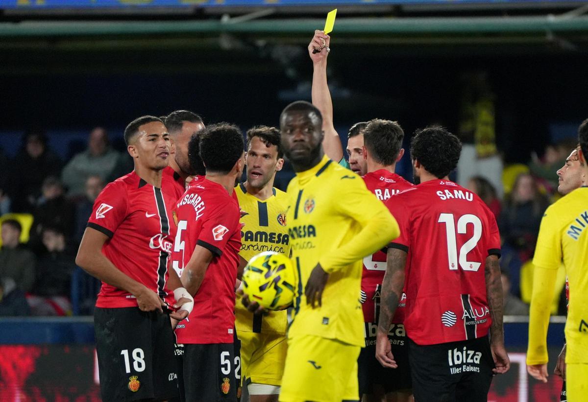 El colegiado pitó y anuló el penalti a favor del Villarreal tras revisarlo en el VAR.