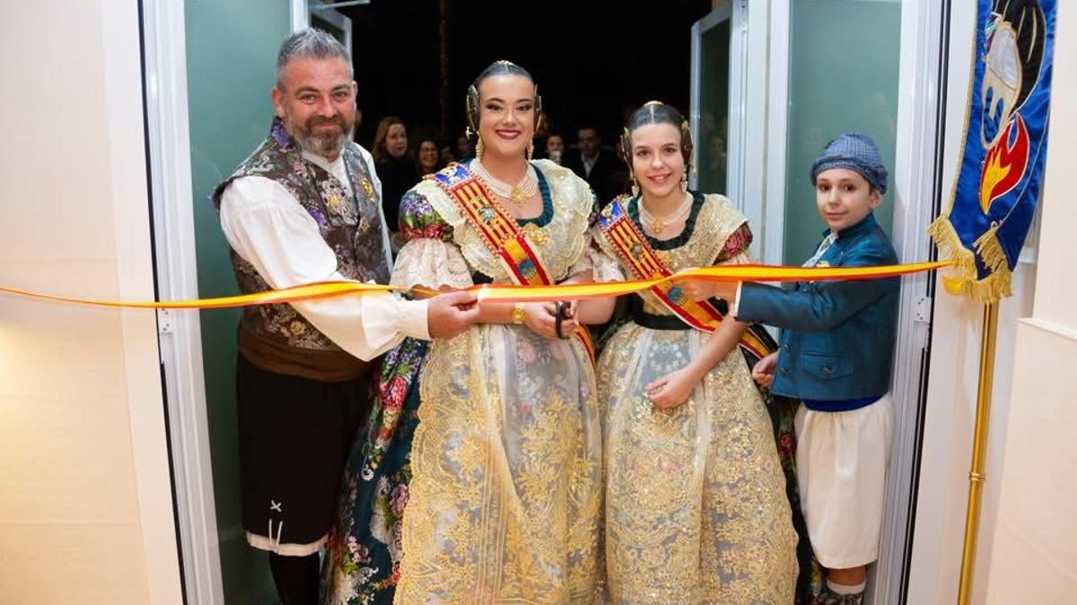 Las falleras mayores y presidentes del Rabal de Catarroja inauguran su casal reconstruido.