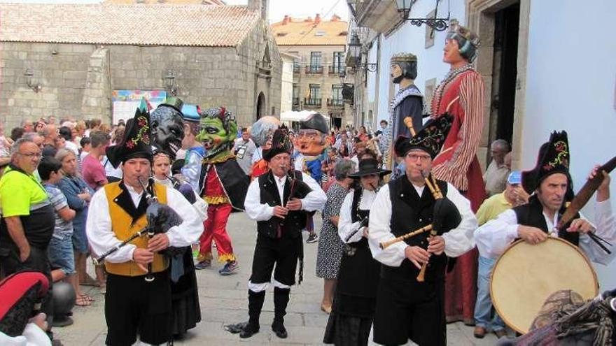 Gaiteiros, gigantes y cabezudos, ayer, por las calles. // D.P.