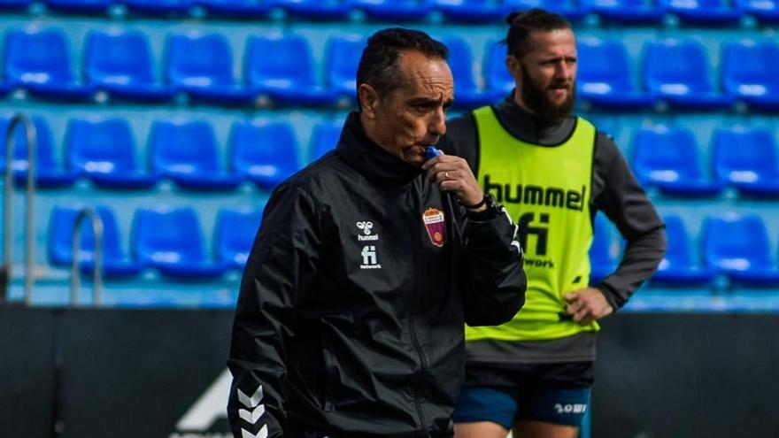 José Luis Oltra dirige un entrenamiento del Eldense en el Nuevo Pepico Amat.