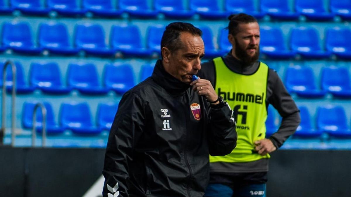 José Luis Oltra dirige un entrenamiento del Eldense en el Nuevo Pepico Amat.