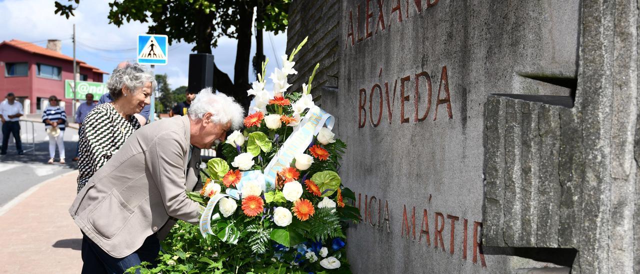 Amalia Bóveda e David Otero, da Fundación Alexandre Bóveda, na ofrenda floral perante o monumento erixido ao galeguista por suscripción popular.