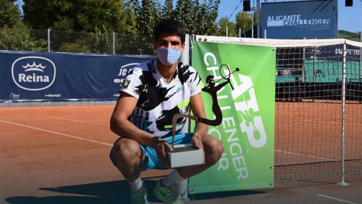 Carlos Alcaraz posa con su nuevo título Challenger