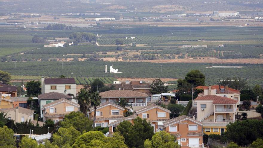 Chalés en la urbanización de Calicanto.