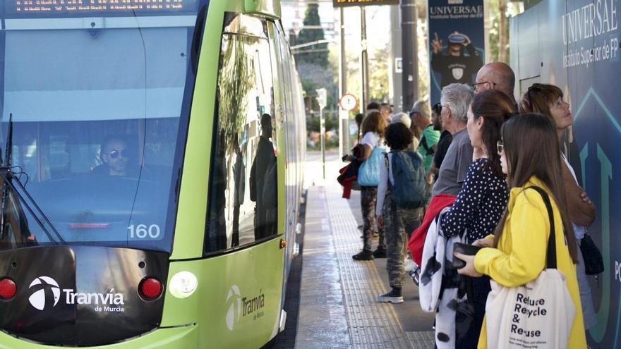 Problemas en el tranvía de Murcia: un camión alcanza la catenaria y obliga a habilitar buses alternativos