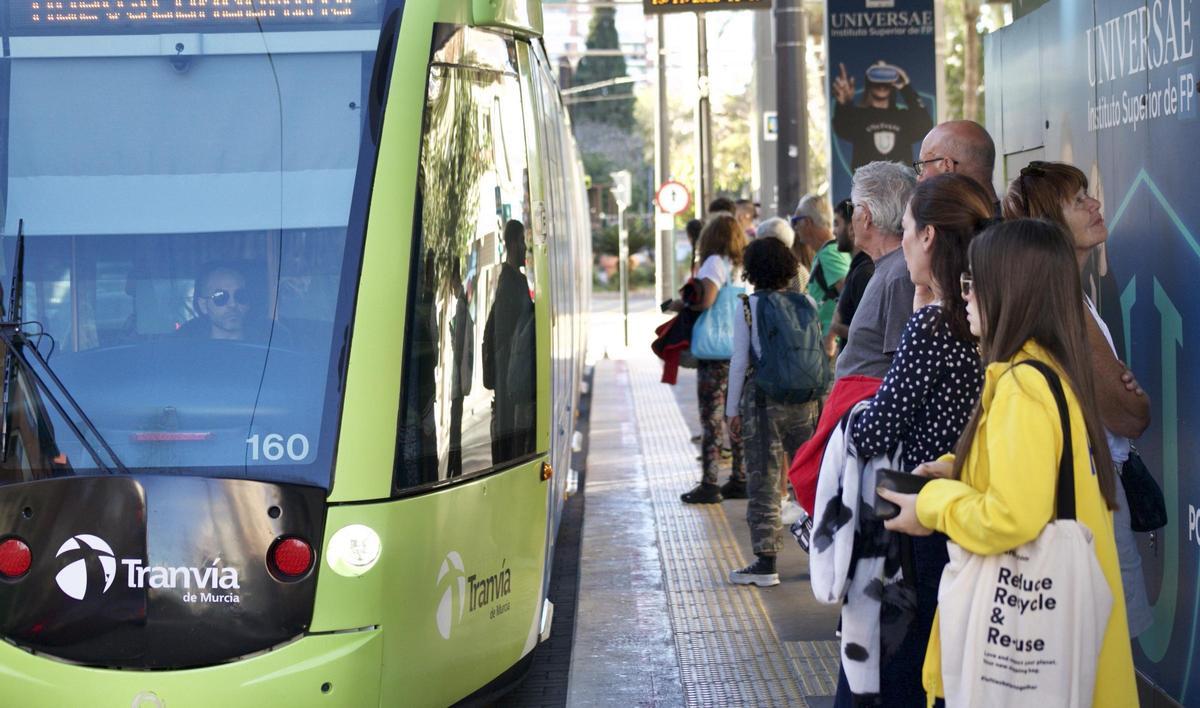 El tranvía de Murcia, en la parada de Plaza Circular, en una imagen de archivo