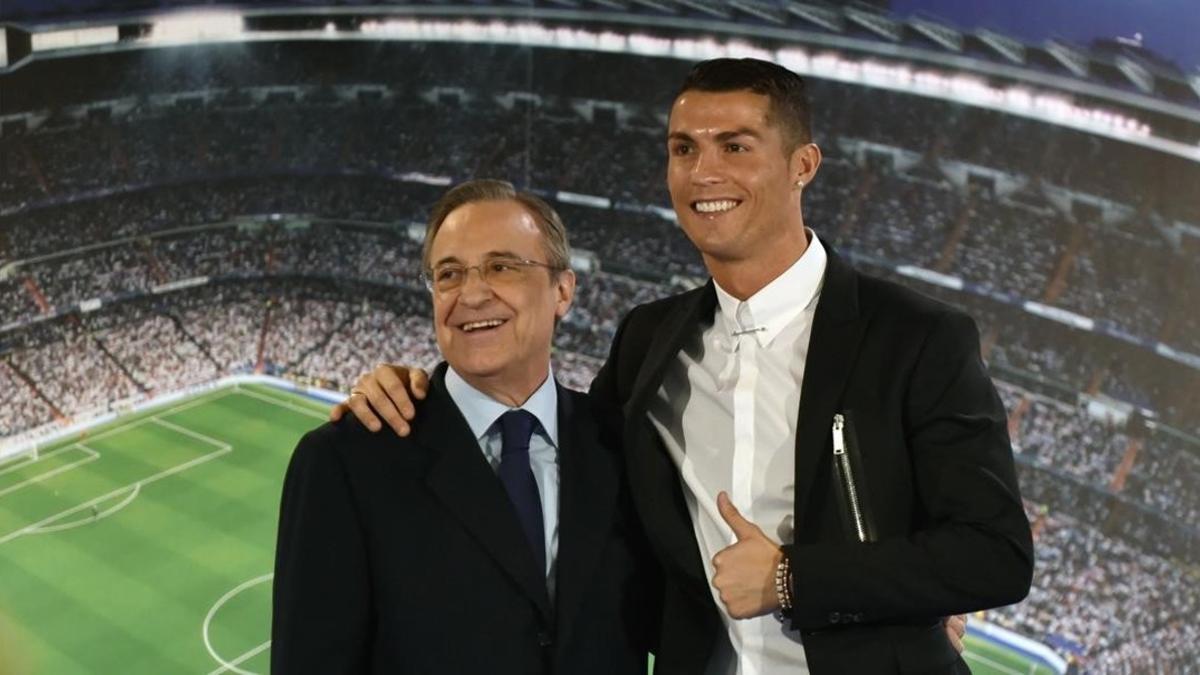 Cristiano Ronaldo, abrazado a Florentino Pérez el día de la presentación de su renovación.