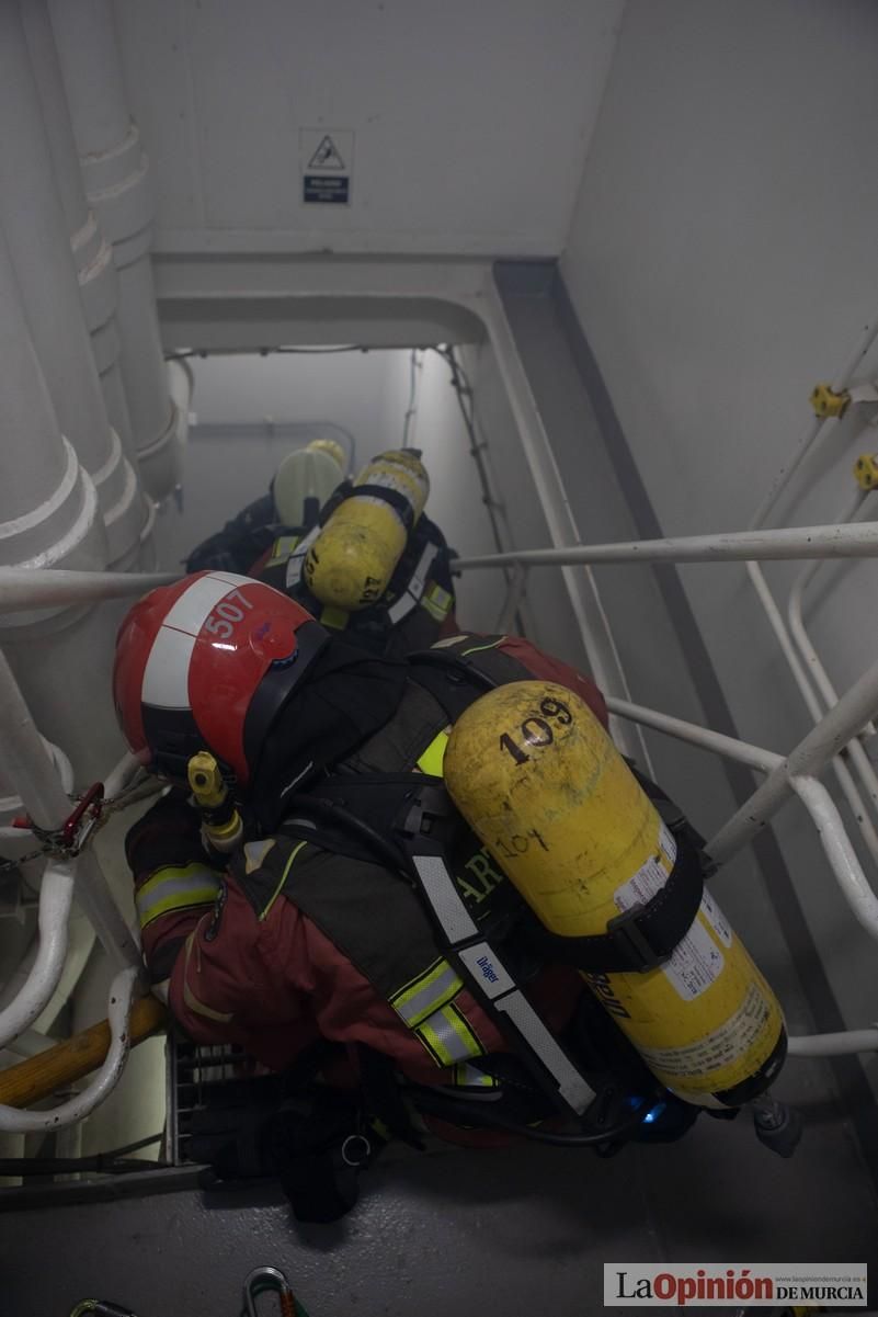 Espectaculares imágenes del simulacro de accidente de la Armada en el Puerto de Cartagena