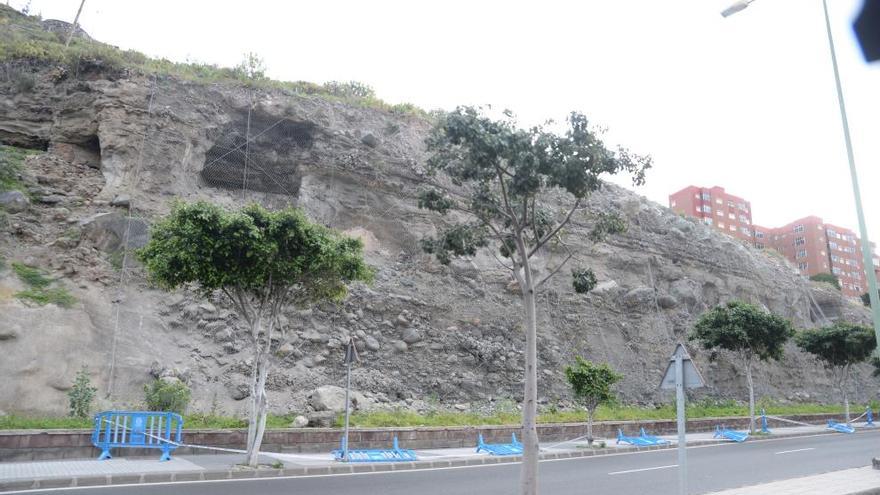 Las rocas rompen la red del Castillo de Mata