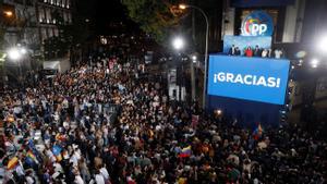 Isabel Díaz Ayuso, Pablo Casado y otros miembros del PP se dirigen a sus simpatizantes desde el balcón de la sede del partido en Madrid, tras conocer los resultados electorales.