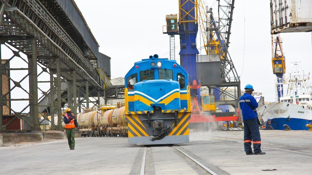 Tren de mercancías de TransNamib, en el puerto de Walvis Bay.
