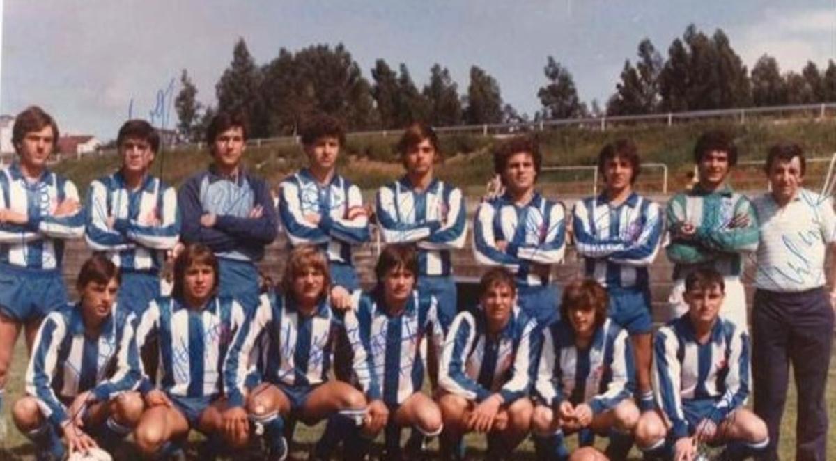 Quique Teijo padre, segundo de pie por la izquierda, en un partido con el Deportivo Juvenil.