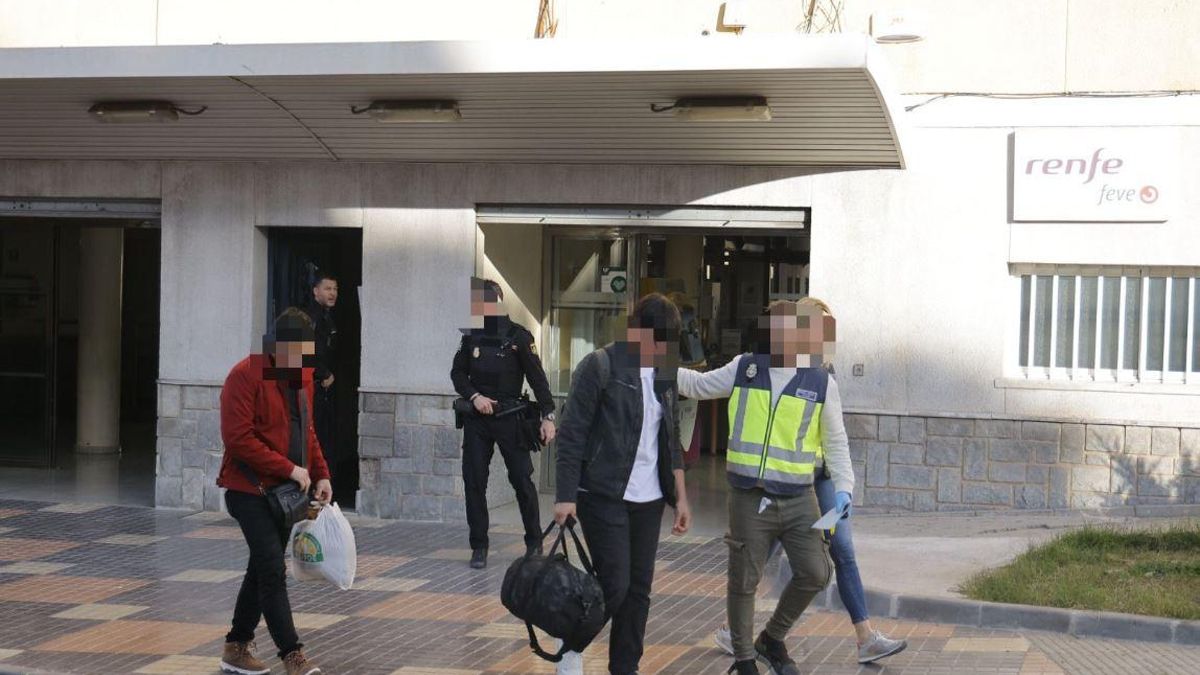Familiares de la víctima en el exterior de su vivienda.
