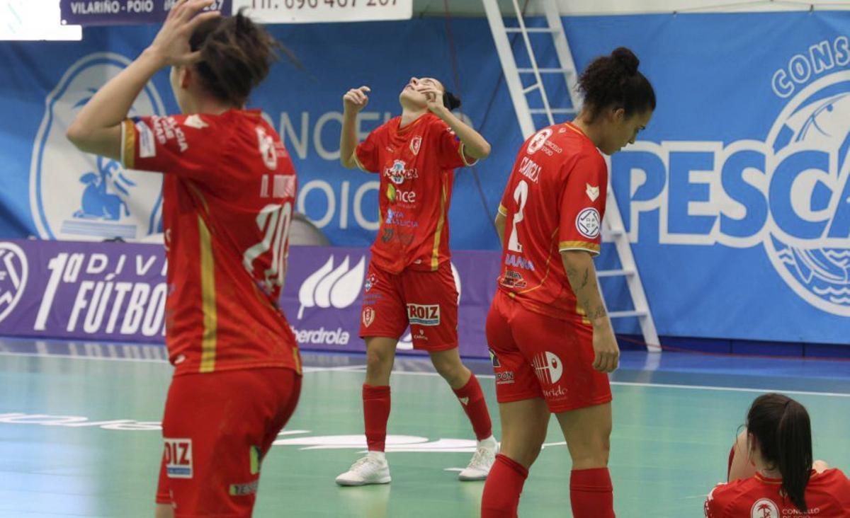 Las jugadoras del Poio se lamentan en la ida contra el Navalcarnero. | GUSTAVO SANTOS