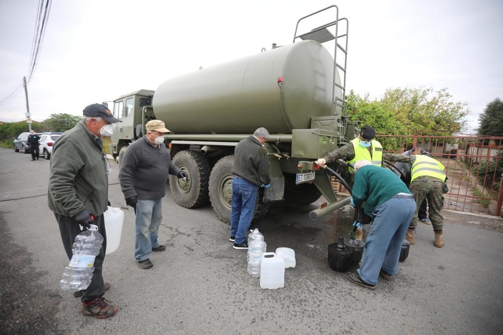 El Ejército reparte agua en las parcelaciones de Córdoba