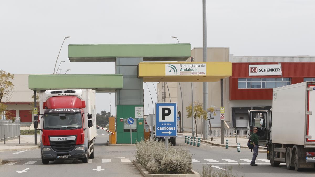 Camiones entran y salen del área logística en Córdoba.