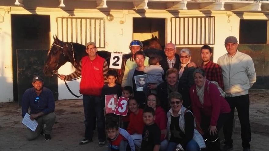 La familia y amigos de Pau Salord han celebrado en el Hipòdrom de Maó la victoria número 43 consecutiva de Trébol.