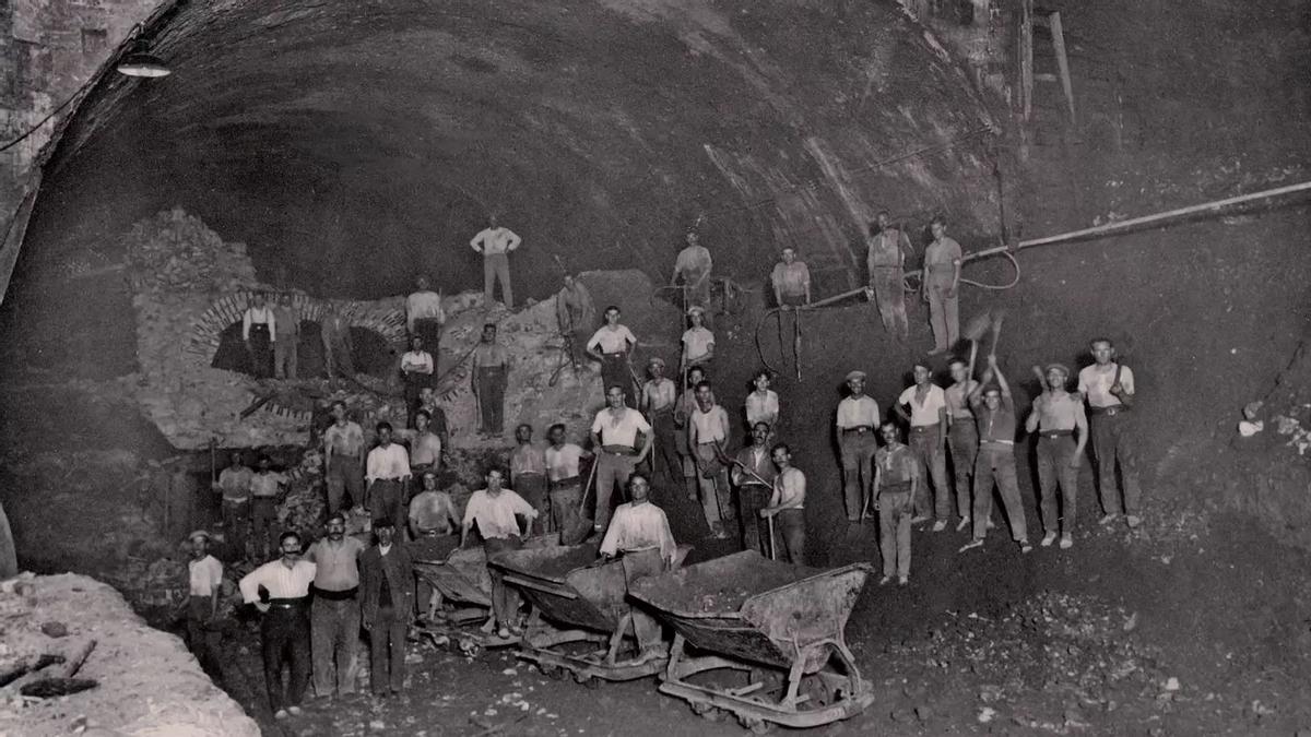 Obreros de la construcción de la línea Transversal del metro de Barcelona a principios de los años 20