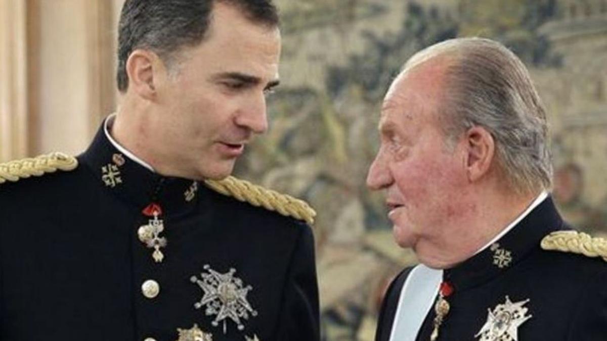 Felipe VI y su padre, Juan Carlos I. |  // EFE