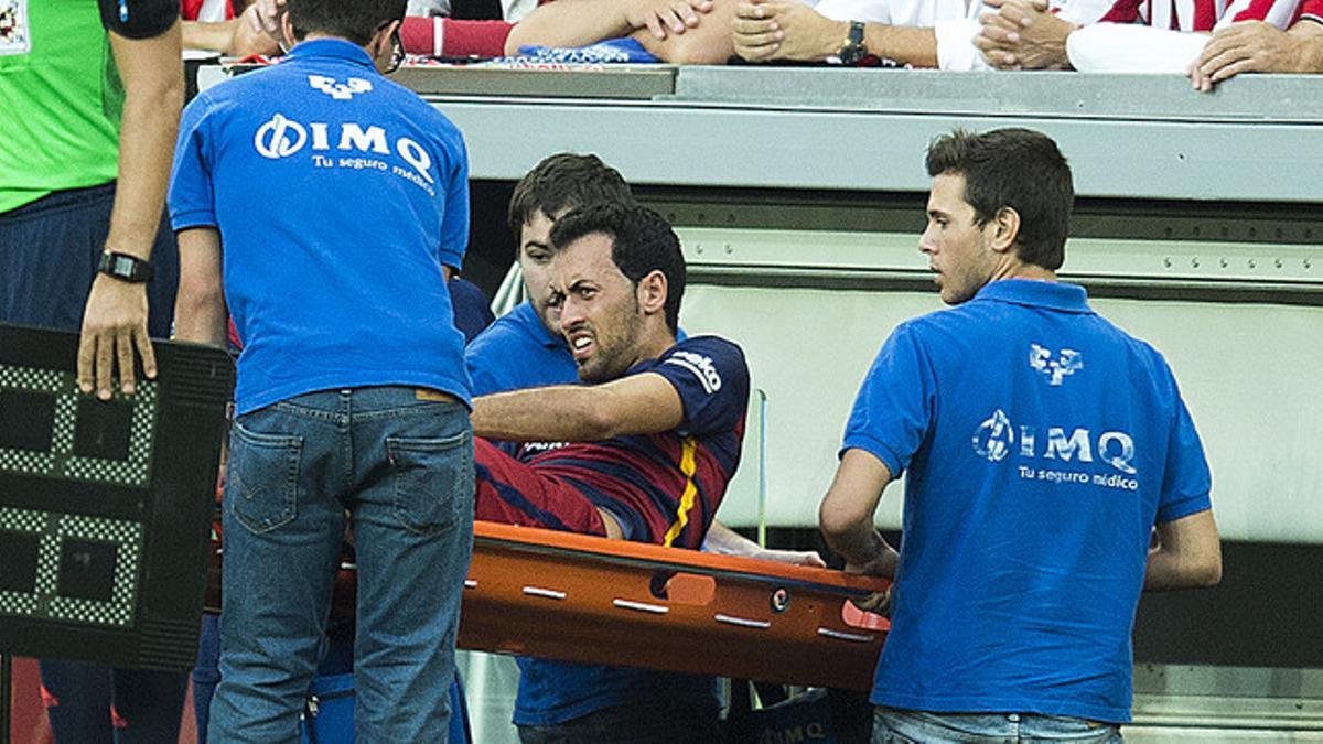 Busquets es retirado en camilla tras lesionarse en el partido contra el Athletic en San Mamés