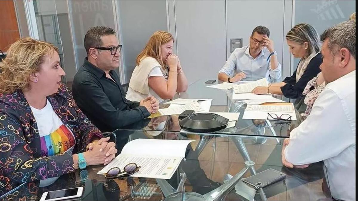 Eva Sanz, José F. Cabanes y Paqui Llopis se reúnen con Adsuara por el protocolo de Adif hace un año.