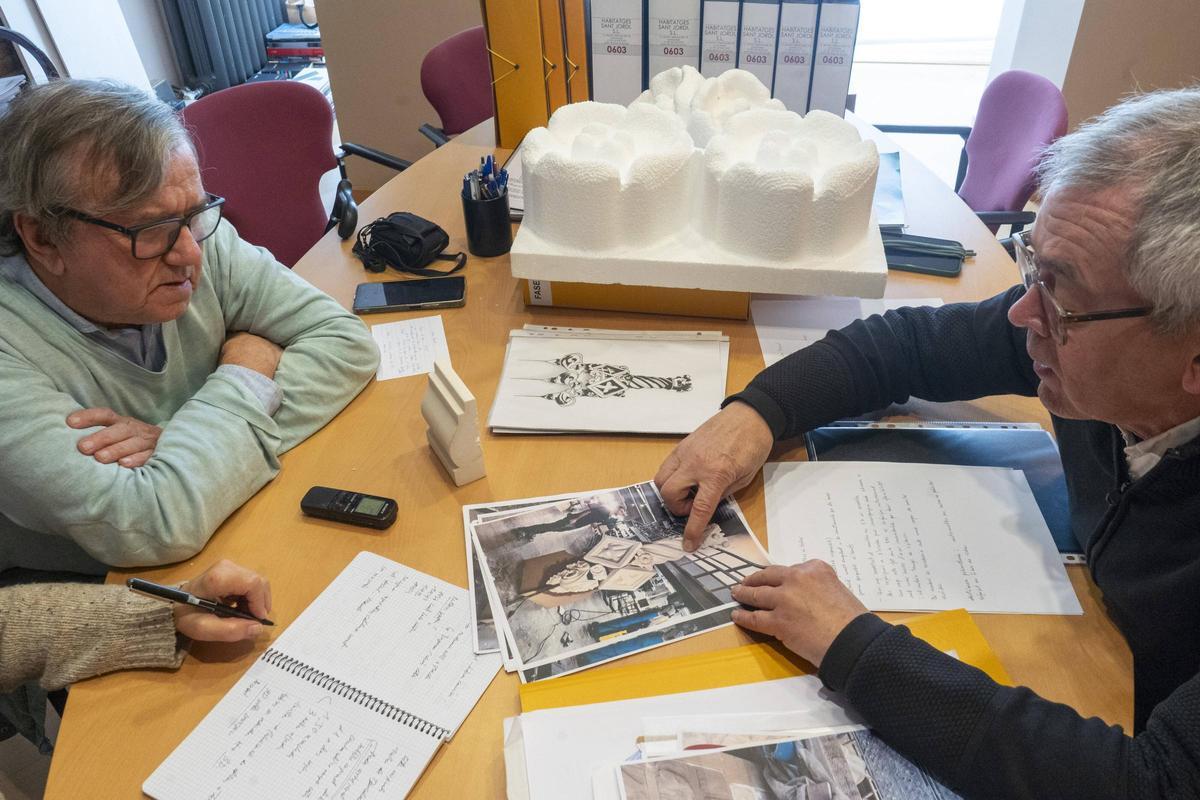 Prunés explica a Comas com s'ha fet la part de la columna dels pinacles en un taller de Barcelona