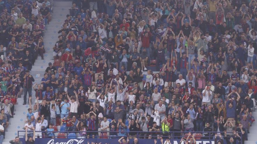 El público anima al equipo desde las gradas del Ciutat de València. | J.M. LÓPEZ