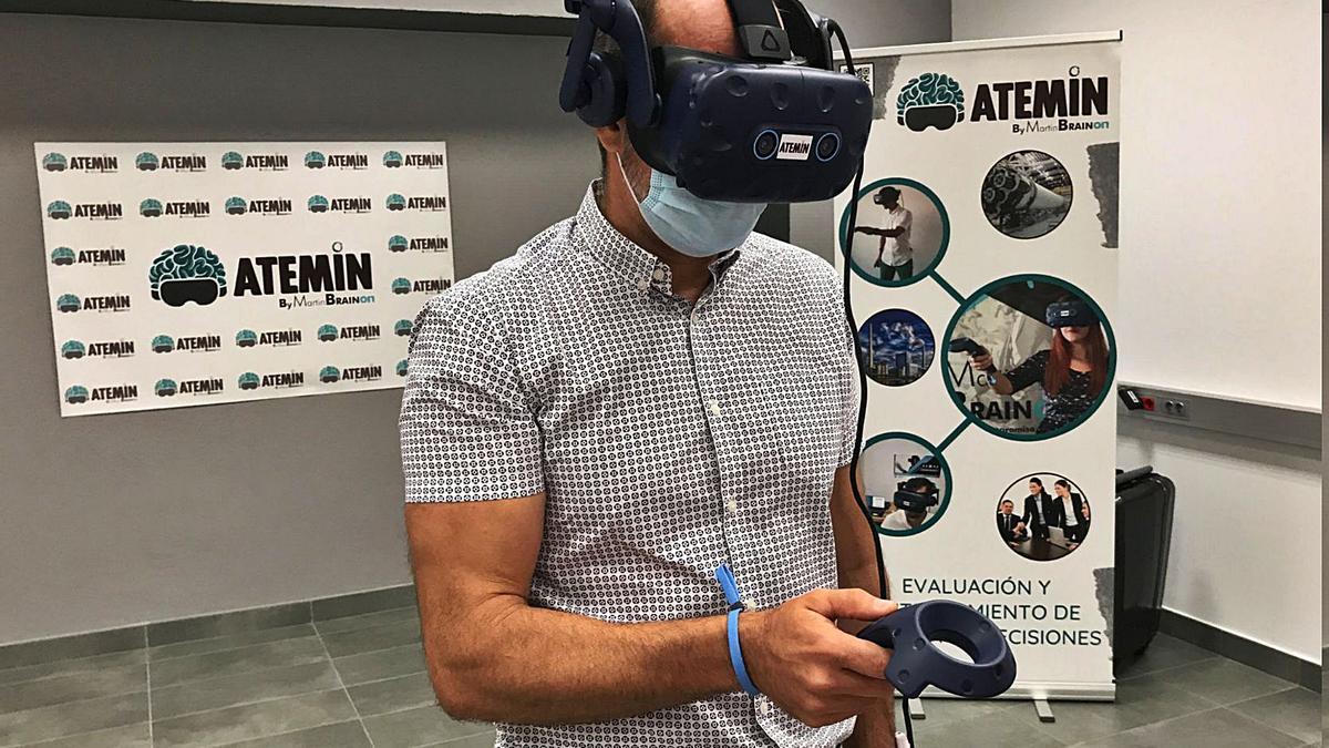 Un usuario prueba la plataforma de realidad virtual valenciana.| EMV