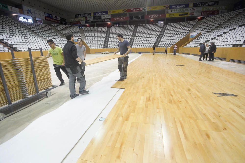 Col·locació del nou parquet del pavelló de Fontajau