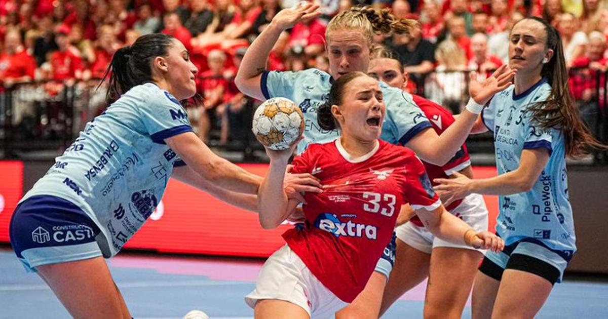 La defensa porriñesa trata de frenar a Magnusdöttir.