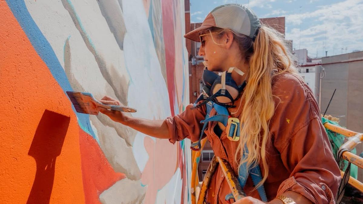 La valenciana Julieta XLF pintando un mural