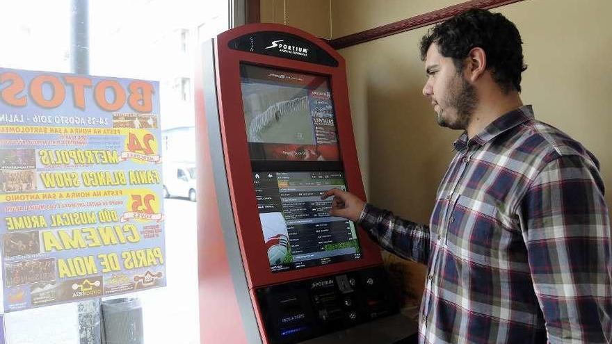 Dos jóvenes apostando en un local en Vilagarcía. // Iñaki Abella