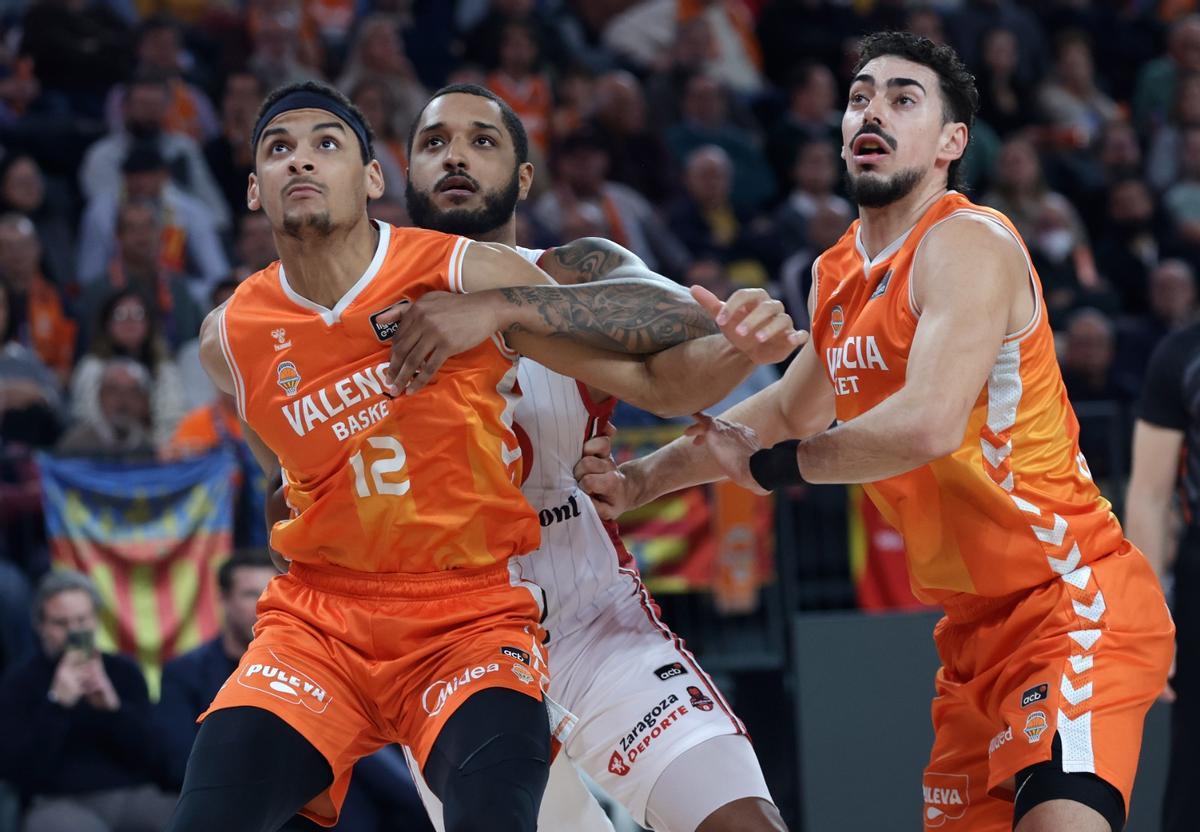 Soriano pelea la posición por un rebote en el Roig Arena