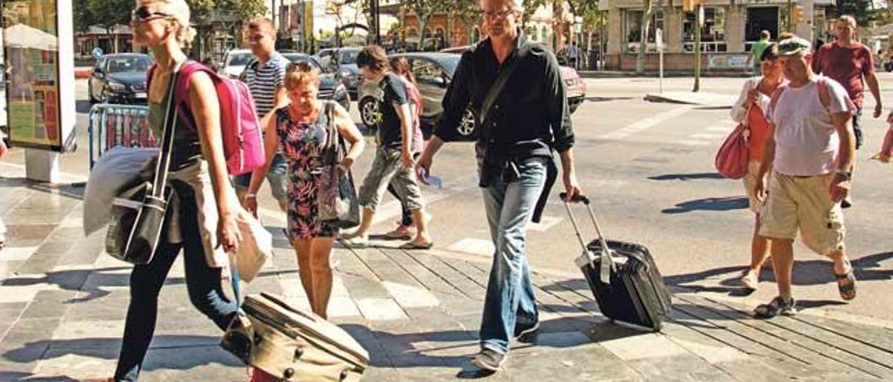 La imagen de turistas con maletas por el centro de Palma es ya una estampa diaria.