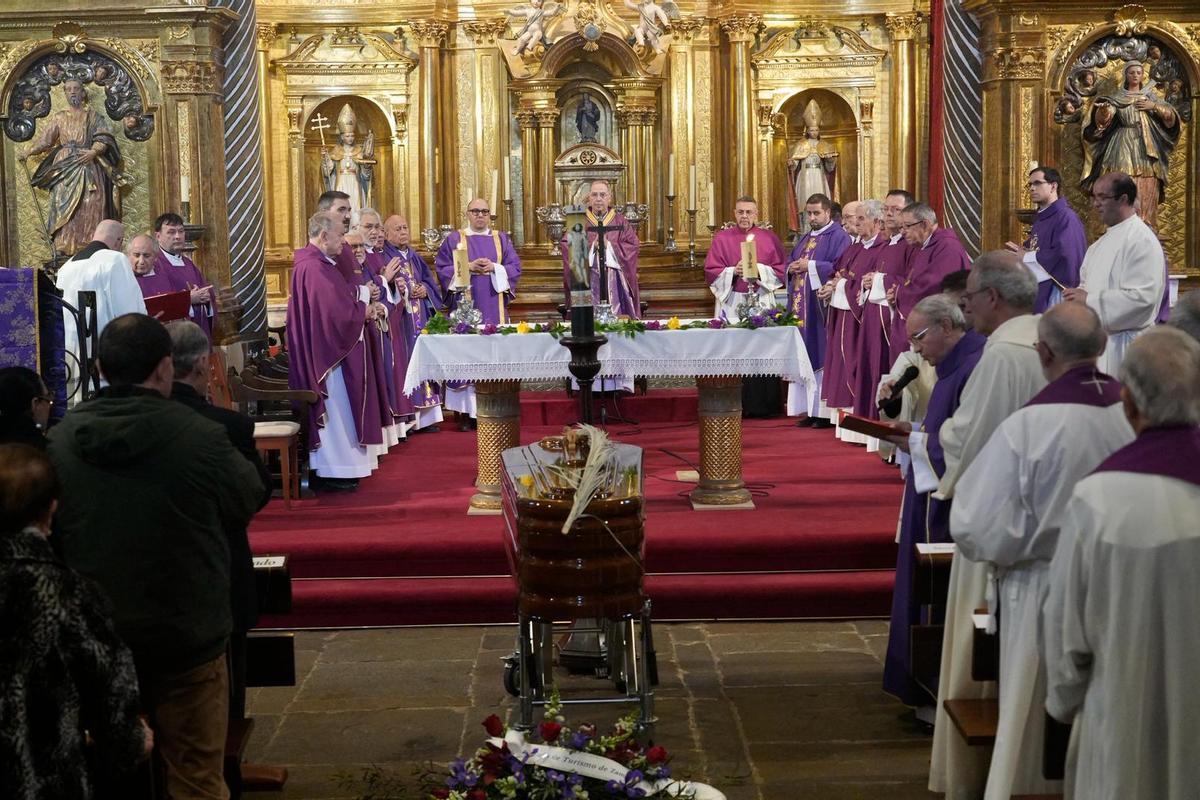 GALERÍA | La iglesia de San Ildefonso, abarrotada para despedir a José Ángel Rivera de las Heras