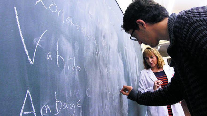 El alumno ganador de la fase provincial, Daniel Doncel, junto a su profesora, Ana Belén Martín, practicando ortografía en la Universidad Laboral.