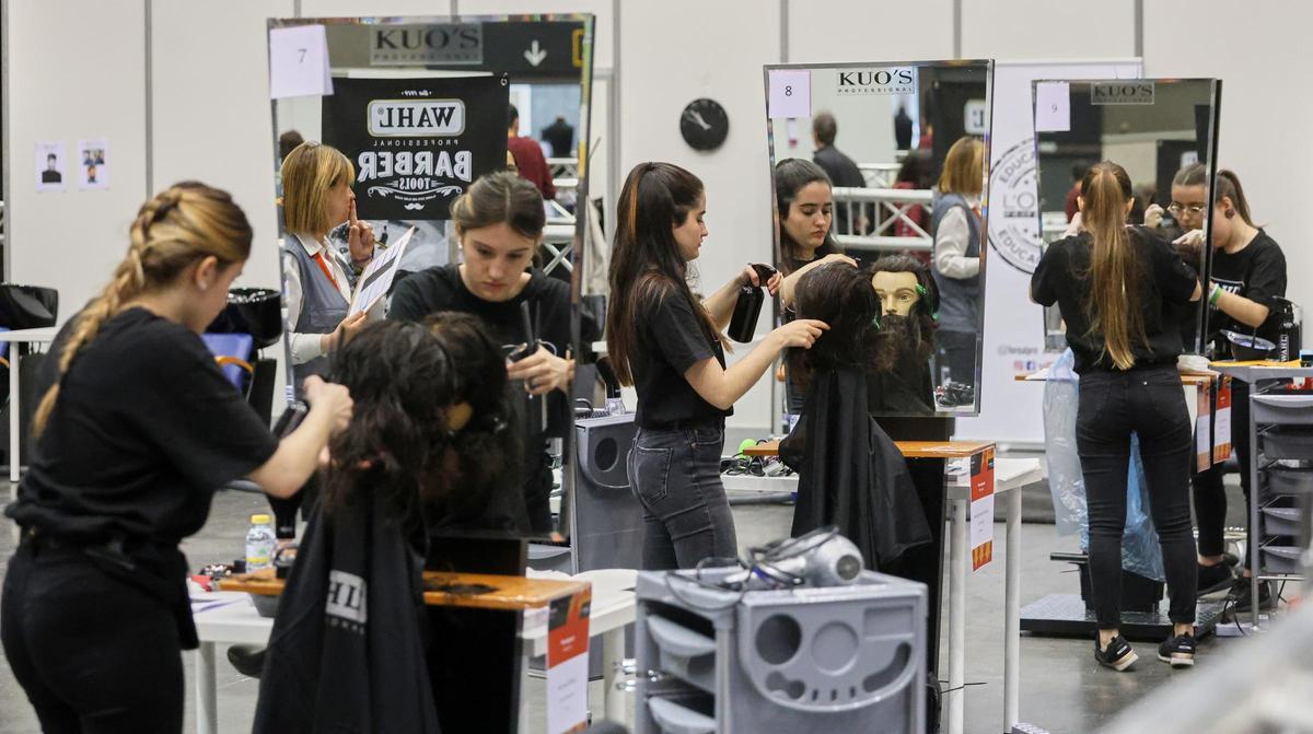 Feria Valencia . 300 estudiantes de FP haciendo pruebas pen la competicion de Skills FP , de donde saldra un equipo valenciano para competir con el resto de comunidades autonomas