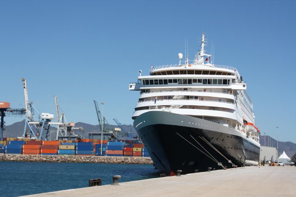 Un crucero con 729 pasajeros atraca en PortCastelló