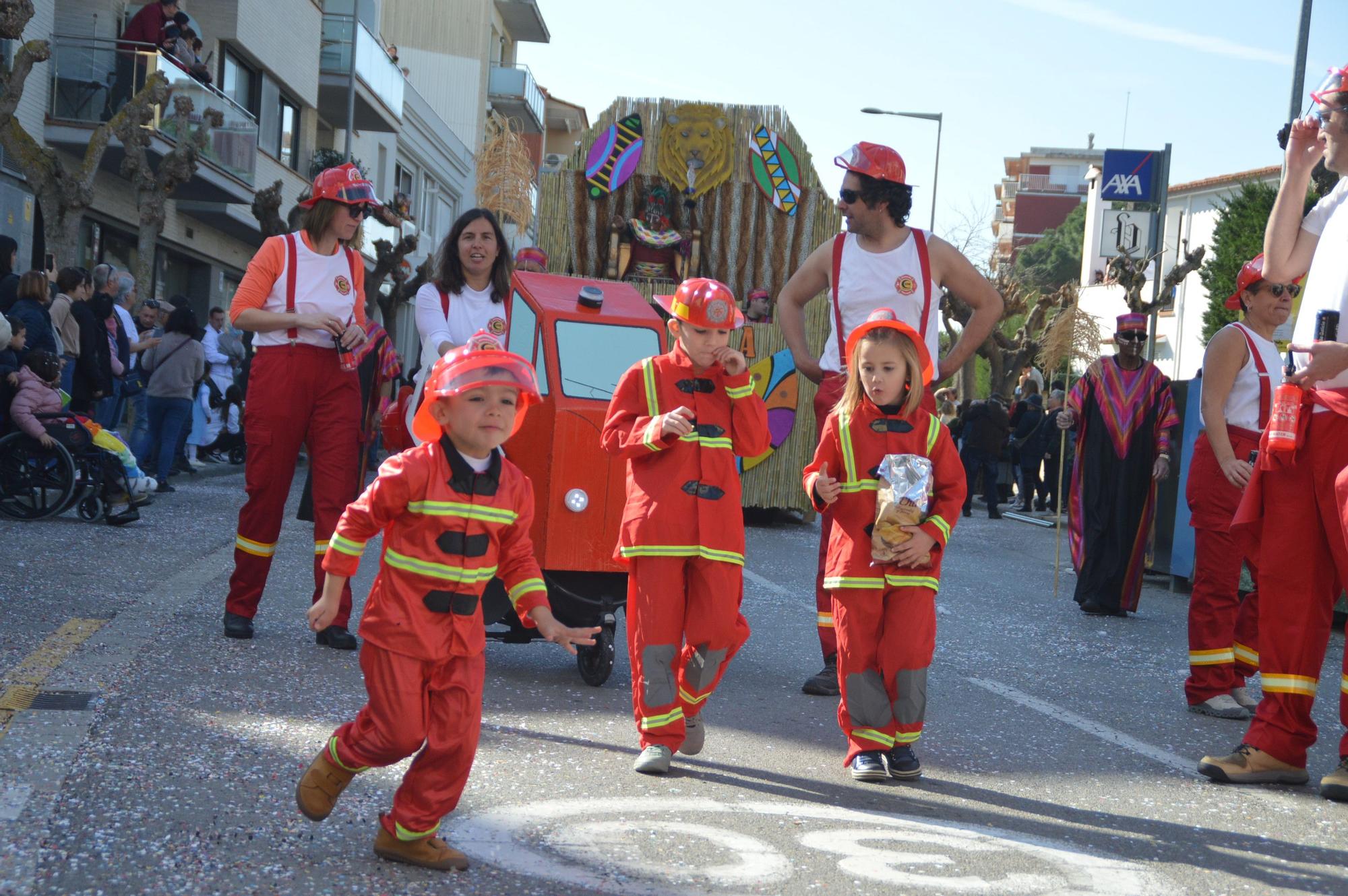 L'Escala vibra amb una rua de carnaval carregada d'imaginació