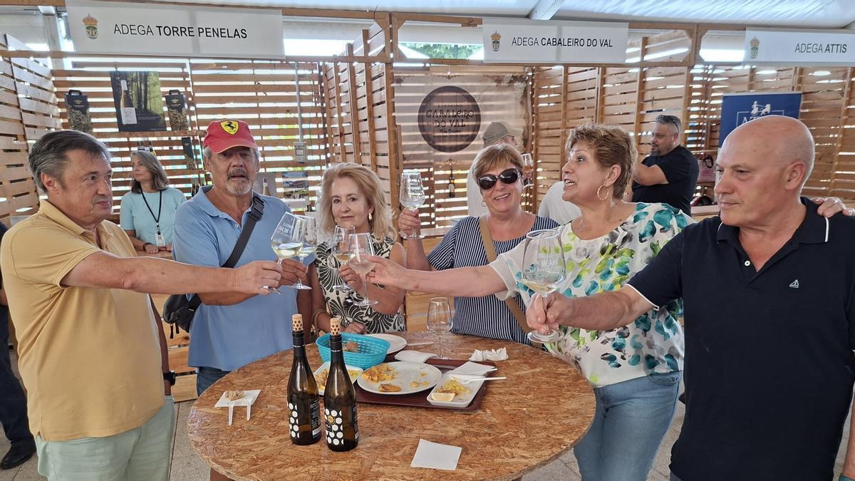 Los brindis son norma habitual a lo largo de todo el fin de semana en Meaño.