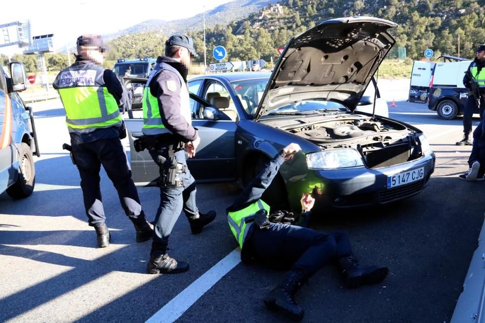 Agents de la policia espanyola durant el control que han establert a l'accés a l'autopista a La Jonquera el 29 de gener