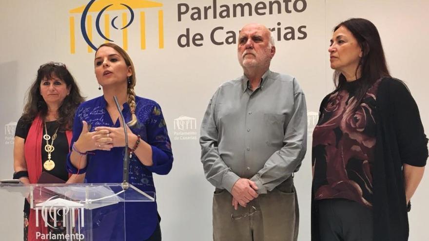 Noemí Santana y diputados de Podemos en el Parlamento regional.