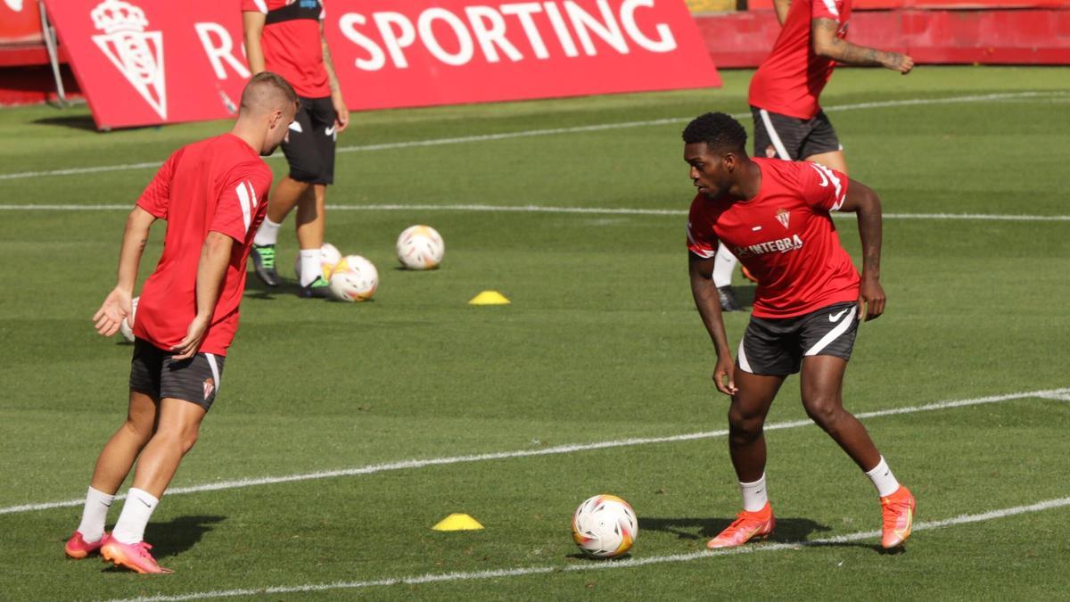 Puma Rodríguez, a la derecha, ante César.