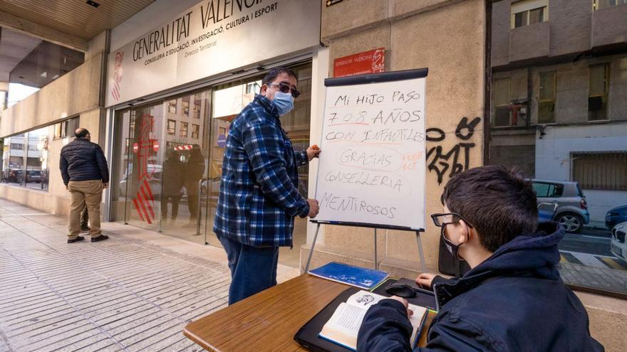 Un padre protesta ante Educación con su hijo que sufre autismo para que «mejore su enseñanza»