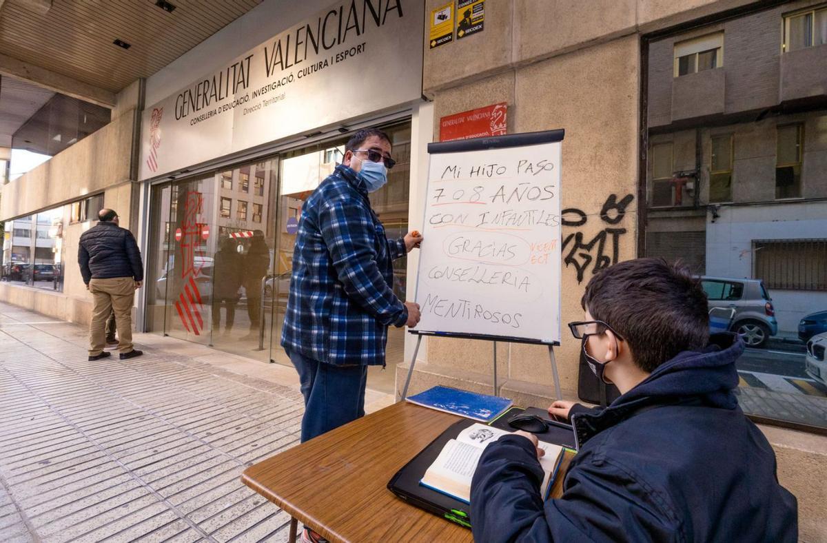 Víctor Granero con su hijo, autista, a las puertas de la jefatura provincial de Educación. | DAVID REVENGA